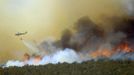 A fire fighting helicopter drops water over the Wood Hollow fire, north of Fairview, Utah, June 26, 2012. More than 500 structures have been threatened by the Wood Hollow fire, forcing up to 1,500 people from homes. REUTERS/George Frey (UNITED STATES - Tags: ENVIRONMENT DISASTER TPX IMAGES OF THE DAY) Published: Čer. 26, 2012, 9:17 odp.