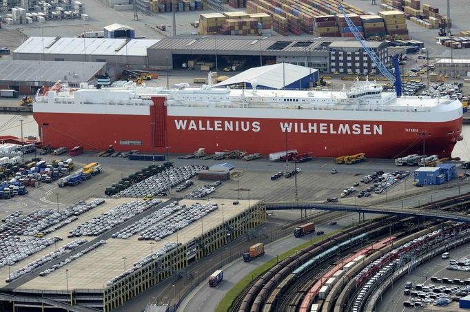 Cars are loaded onto a ship at a shipping terminal in the harbour of the northern German town of Bremerhaven, late October 8, 2012. Germany's trade surplus widened in August after exports rose unexpectedly, according to data on Monday that underscored the resilience of Europe's largest and traditionally export-oriented economy despite the euro zone crisis. Picture taken October 8. REUTERS/Fabian Bimmer (GERMANY - Tags: BUSINESS MARITIME TRANSPORT) Published: Říj. 9, 2012, 2:16 odp.