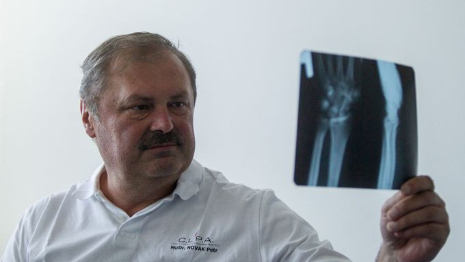 Lékař Petr Novák velmi dobře ví, jak někdy kosti nebo vazy dostanou při vrcholovém sportu zabrat
