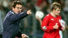 Fabio Capello uděluje pokyny svým svěřencům. Anglie zvítězila v Bělorusku 3:1