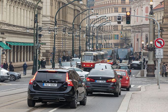 Most Legií v Praze a jak funguje v praxi omezení vjezdu vozidel širších než dva metry.