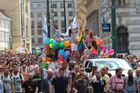 Průvod Prague Pride je v cíli na Letné, desítky tisíc lidí uctily oběti střelby v Orlandu