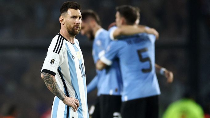 Kapitán Argentiny Lionel Messi se mračí, zato za ním se radují fotbalisté Uruguaye z nečekané výhry