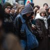 Střelba na Filozofické fakultě UK - pieta - obejmutí školy, zpěv, zármutek, studenti