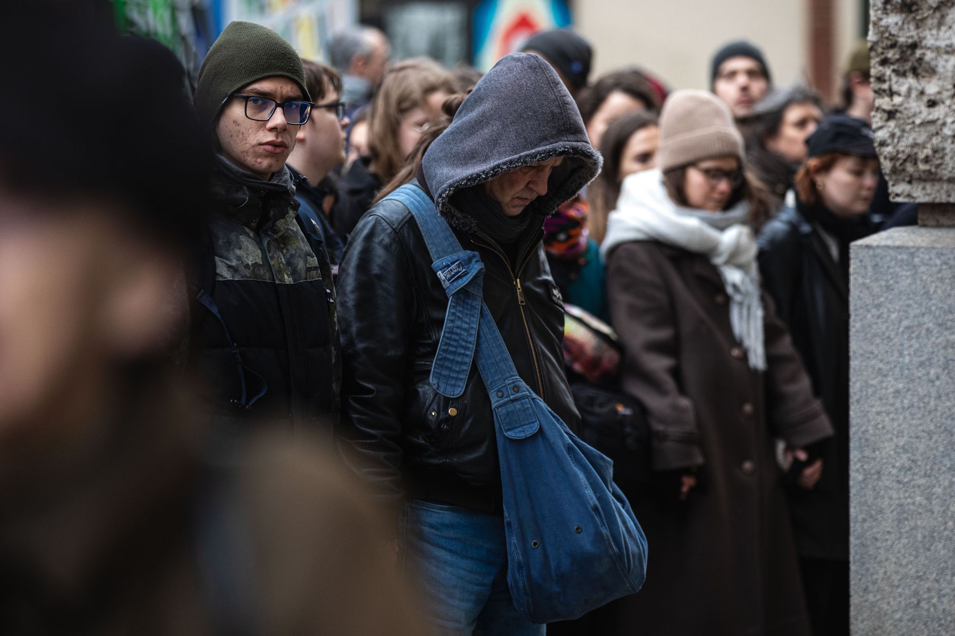 Střelba na Filozofické fakultě UK - pieta - obejmutí školy, zpěv, zármutek, studenti