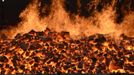 Heated coke is transported to be quenched by water at the SSI steel plant at Redcar, northern England May 29, 2012. SSI Steel from Thailand took over the plant on February 24, 2011 after it had been closed by Tata steel. The blast furnace was relit on April 15 this year and the plant now employs 1800 workers and has produced and exported 136,000 tonnes of steel. REUTERS/Nigel Roddis (BRITAIN - Tags: BUSINESS ENERGY EMPLOYMENT) Published: Kvě. 29, 2012, 3:26 odp.