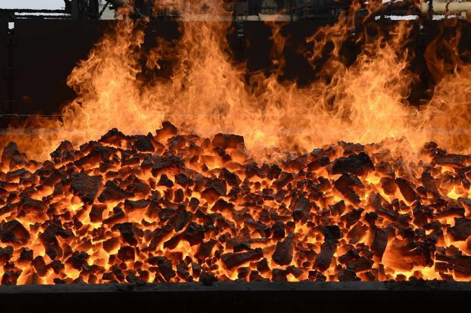 Heated coke is transported to be quenched by water at the SSI steel plant at Redcar, northern England May 29, 2012. SSI Steel from Thailand took over the plant on February 24, 2011 after it had been closed by Tata steel. The blast furnace was relit on April 15 this year and the plant now employs 1800 workers and has produced and exported 136,000 tonnes of steel. REUTERS/Nigel Roddis (BRITAIN - Tags: BUSINESS ENERGY EMPLOYMENT) Published: Kvě. 29, 2012, 3:26 odp.