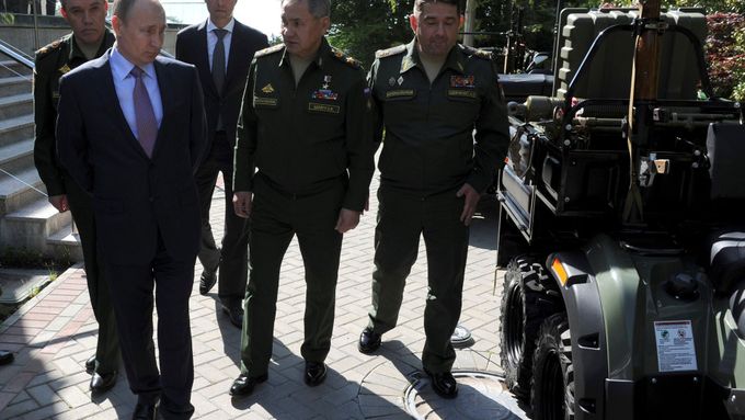 Vladimir Putin při ukázce nových terénních vozů pro ruskou armádu.