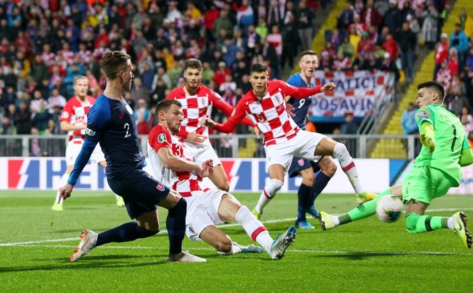 Soccer Football - Euro 2020 Qualifier - Group E - Croatia v Slovakia - HNK Rijeka Stadium, Rijeka, Croatia - November 16, 2019  Slovakia's Peter Pekarik shoots at goal