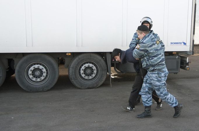 Birjuljovo. Policie odvádí jednoho z přistěhovalců.