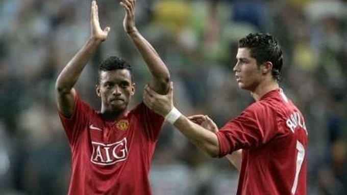 Cristiano Ronaldo a Nani děkují fanouškům za podporu. Manchester porazil Portsmouth 2:0