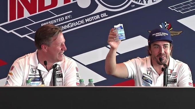 Fernando Alonso pije na tikové konferenci v Indianapiolisu symbolicky mléko.