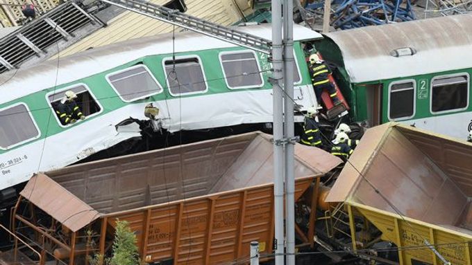 Trosky soupravy EuroCity z Krakova do Prahy zatarasily mezinárodní vlakový koridor u Studénky na dva dny. Při neštěstí zahynulo sedm lidí