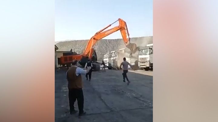 Další bagrista nedostal zaplaceno. Záběry ukazují, proč to nebyl chytrý nápad; Zdroj foto: Zdroj: TikTok/xalo.yilmaz