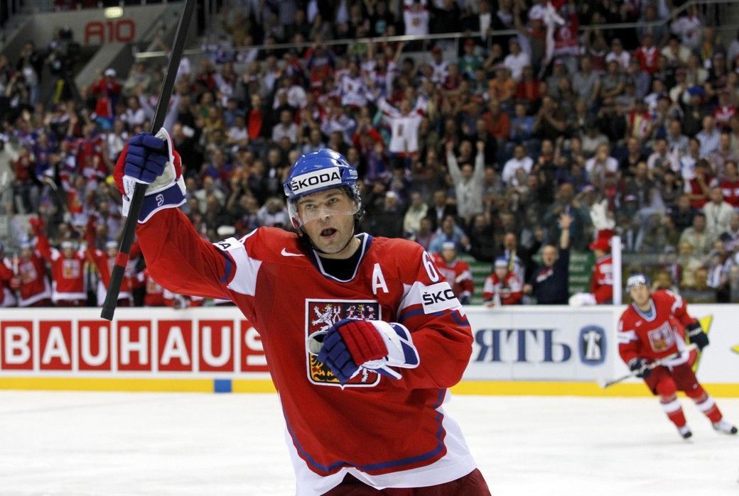 Český hokejista Jaromír Jágr se raduje z druhého gólu v utkání s USA na MS 2011.