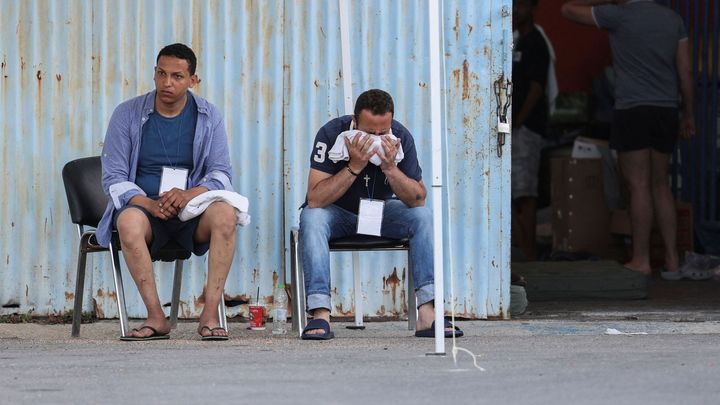 Řecká pobřežní stráž tvrdí, že chtěla pomoct lodi s migranty. Ti ale odvázali lano