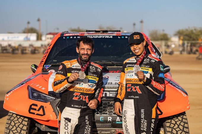 Aliyyah Kolocová (RedLined) a navigátor Sébastien Delauney v cíli Rallye Dakar 2024