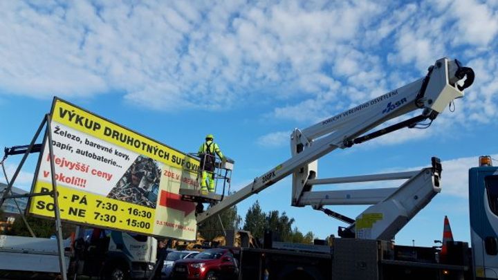 Praha hlásí úspěch v boji s vizuálním smogem. Odstranila 20 nelegálních billboardů