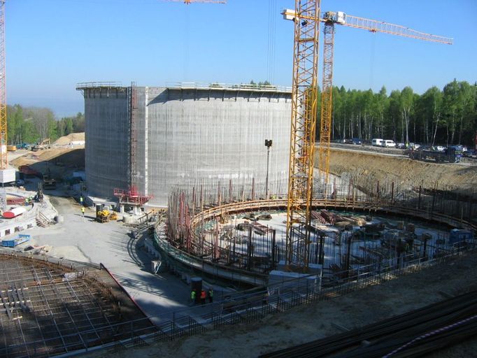 Tak zvané tažené bednění - začátek betonáže stěn u nádrží N1 a N3