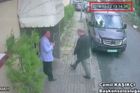 Snímek z videa, na kterém Džamál Chášukdží vchází do budovy konzulátu v Istanbulu.