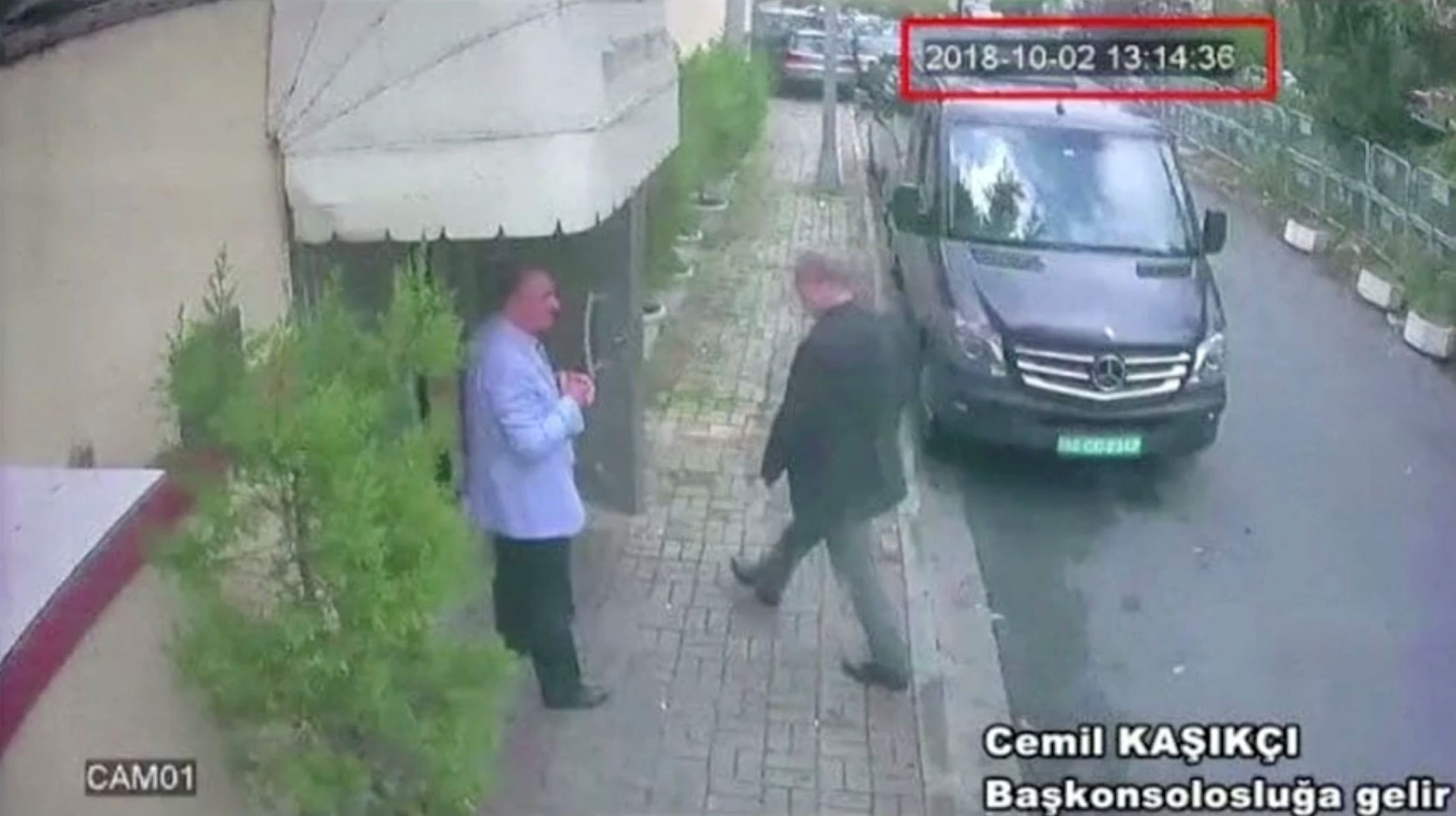 Snímek z videa, na kterém Džamál Chášukdží vchází do budovy konzulátu v Istanbulu.