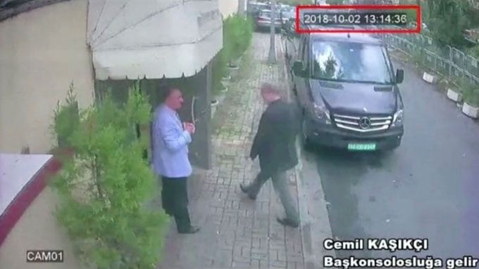Snímek z videa, na kterém Chášukdží vchází do budovy saúdskoarabského konzulátu.