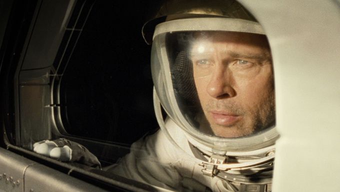 Brad Pitt si s astronauty povídal i o tom, zda se jim ve filmu Ad Astra podařilo napodobit stav beztíže.