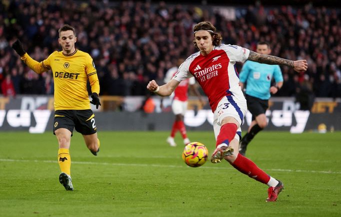 Riccardo Calafiori z Arsenalu střílí vítězný gól v utkání s Wolvehamptonem