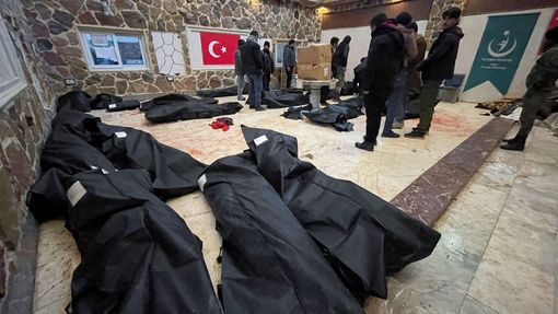 Mrtvá těla leží zakrytá v nemocnici v syrském Afrinu po silném zemětřesení.