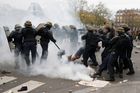 V obklíčené Paříži se střetli demonstranti s policií. Zatčeny byly stovky lidí