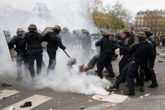 V obklíčené Paříži se střetli demonstranti s policií. Zatčeny byly stovky lidí
