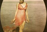 Na svou dobu relativně odvážná fotografie ženy v prosvítajících šatech na nejmenované pláži ve Francii. Snímek byl pořízen přibližně mezi lety 1907 až 1915.
