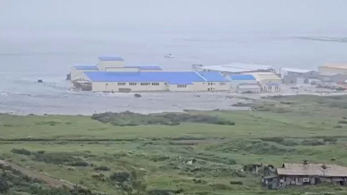 Archivní foto. Vlna tsunami zasáhla pobřeží poté, co silné zemětřesení zasáhlo poloostrov Kamčatka v Severo-Kurilsku v Sachalinské oblasti v Rusku.