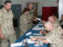 Polští vojáci v Iráku volili v improvizované volební místnosti na své základně ve městě Diváníja.