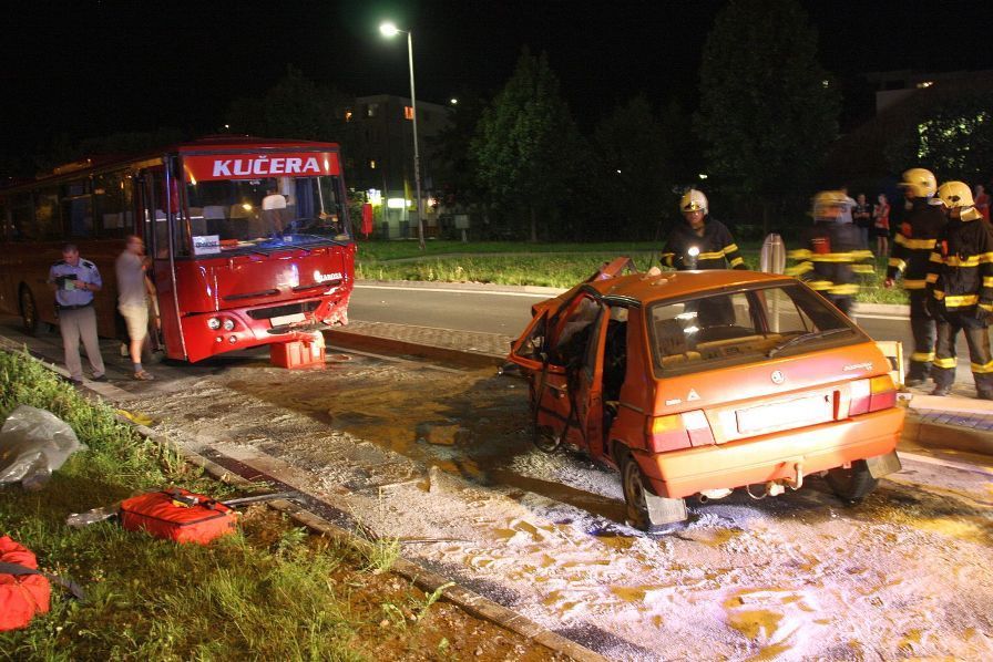 Řidič si při nehodě s autobusem vrazil do nohy nůž