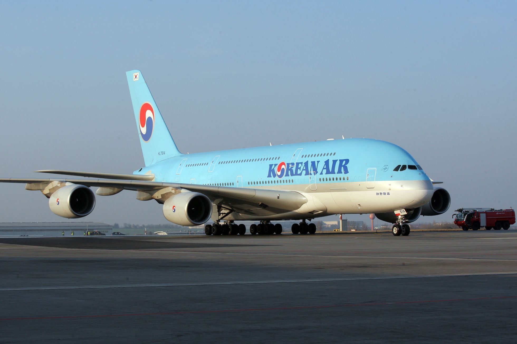 Airbas 380 přistál v Praze