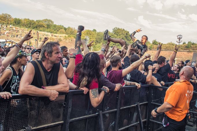 Návštěvníci festivalu Brutal Assault.