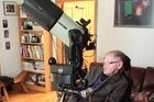 Hawking má novou hračku. Fotky z vesmíru sdílí na Facebooku