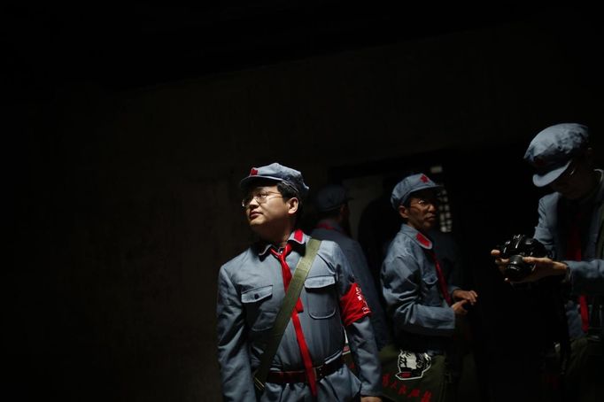 Mid-level government officials dressed in red army uniforms visit an old house where former Chinese leader Mao Zedong used to live, during a five-day training course at the communist party school called China Executive Leadership Academy of Jinggangshan, in Jiangxi province, in this September 21, 2012 file photo. China's Communist Party has dramatically stepped up its training of the country's roughly 40 million party and government officials in the past decade. With public scrutiny of cadre behaviour growing via social media, the party is likely to call for continued, and deepened, cadre education at the upcoming 18th Party Congress. At the vanguard of this education drive, alongside a Central Party School in Beijing, are three "Executive Leadership Academies" which opened in 2005 for middle-ranking and senior officials in Shanghai, Yan'an and Jinggangshan. The curriculum covers Marxism, Leninism and Mao Zedong Thought, but students may also take finance courses, receive in-depth media training or role-play crisis management scenarios on everything from disease outbreaks to train wrecks. REUTERS/Carlos Barria/Files (CHINA - Tags: POLITICS SOCIETY) Published: Zář. 24, 2012, 2:26 odp.