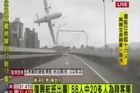 Na Tchaj-wanu spadlo letadlo na dálnici, 31 lidí zemřelo