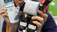 Tokio (Japonsko) - Humanoid "Plen" může být kontrolován pomocí mobilního telefonu s funkcí Bluetooth. Tento robot byl předveden ve středu na Mezinárodní výstavě robotů v Tokiu. Bude se prodávat od března příštího roku a jeho cena je okolo 2000 dolarů (asi 50 000 Kč)