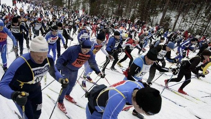 Běžci na trati legendárního Vasova běhu na 90 km ve Švédsku.