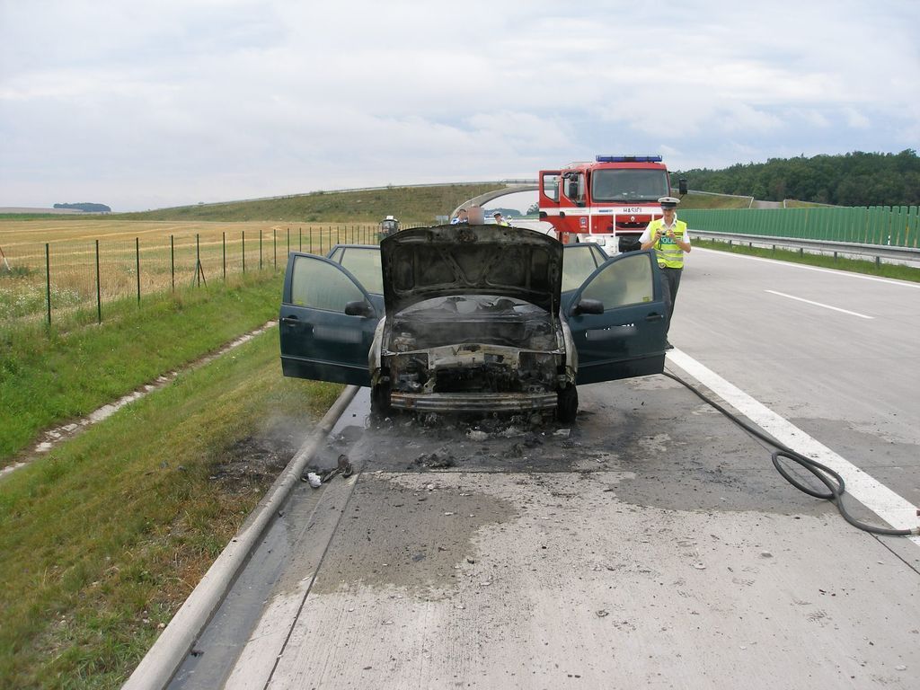 Hasiči zasahovali u požáru škodovky na dálnici