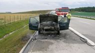Hasiči zasahovali u požáru škodovky na dálnici