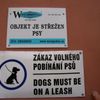 Cedule, zákazy, příkazy, nápisy