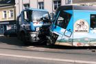 Při srážce tramvaje s popelářským vozem se v Praze zranily dvě cestující