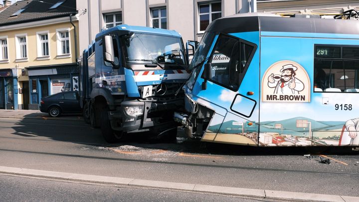 Při srážce tramvaje s popelářským vozem se v Praze zranily dvě cestující
