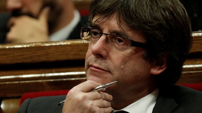 Sesazený katalánský premiér Puigdemont během pátečního vyhlášení nezávislosti.