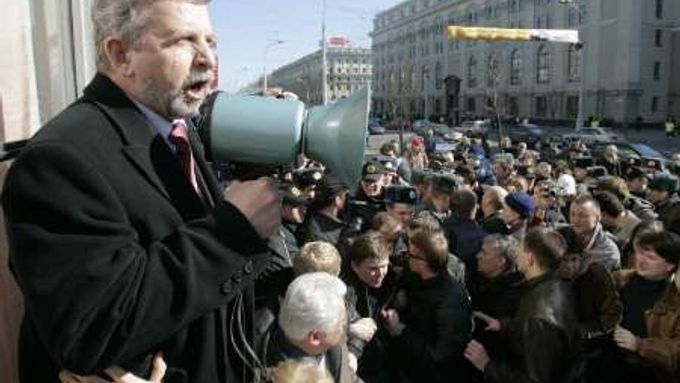 "Nejsme sami. Úřady se nás bojí," prohlásil k davu opoziční předák Aljaksandr Milinkevič.