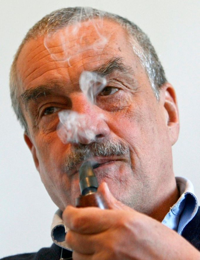 Karel Schwarzenberg, lídr TOP 09, muž s dýmkou (a bez houslí).